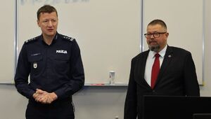 Policjant i mężczyzna w garniturze.