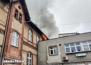 Płonący dach budynku.