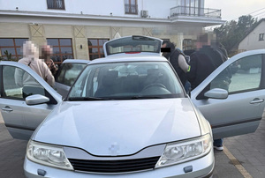 z samochodu wychodzą ludzie.