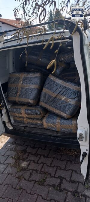 Paczki z nielegalnym towarem w bagażniku auta.