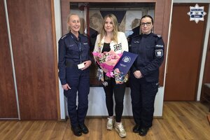 dwie policjantki pozują do zdjęcia, obok stoi kobieta.