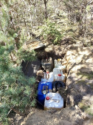 Dół w lesie w którym ukryte były baniaki z paliwem.