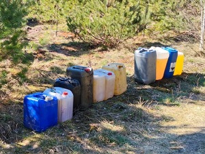 Stojące w rzędzie baniaki ze skradzionym paliwem.