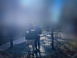 Policjant z zatrzymanym podczas eksperymentu procesowego.