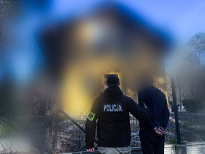 Policjant z zatrzymanym podczas eksperymentu procesowego.