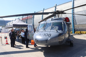 Zdjęcie przedstawia policyjny śmigłowiec Black Hawk S-70i