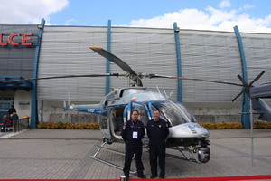 Zdjęcie przedstawia policyjny śmigłowiec Bell-407 GXi wraz z pilotami