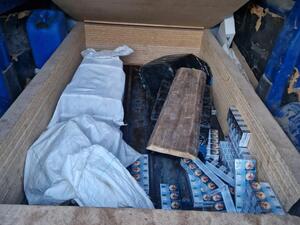 papierosy w kartonach, opakowania, folie.