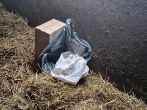 papierosy w kartonach, opakowania, folie.