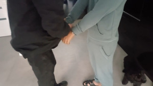 Policjant zakłada zatrzymanemu na ręce kajdanki.