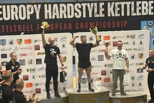 Najlepsi zawodnicy na podium.