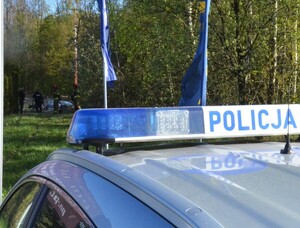 Samochód na drodze, mężczyzna wyciąga kobietę.