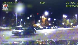 Stop klatka z nagrania na którym widać driftujące auto.