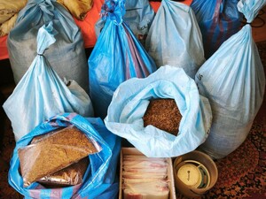 Worki z nielegalnym tytoniem.