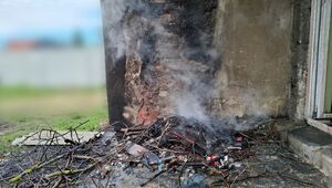 Zdjęcie przedstawia osmoloną elewację budynku.