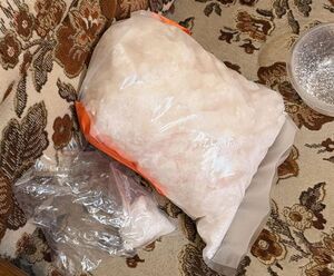 Woreczek z białą substancją.