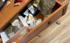 Zabezpieczone środki odurzające w szufladzie.