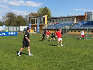 Piłkarze na boisku.