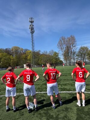 Piłkarki na boisku podczas gry w piłkę nożną.