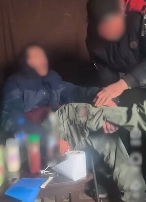 Zamazane stop klatki z filmu, który został upubliczniony w sieci na którym agresor bije mężczyznę.