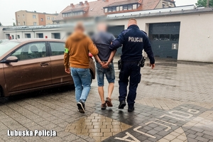 Zatrzymany prowadzony przez policjantów.