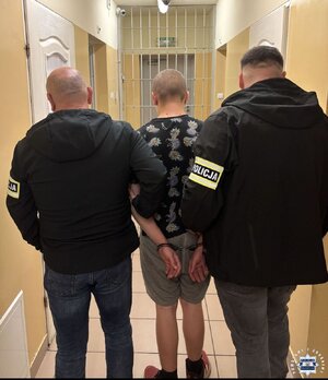 Dwaj policjanci z zatrzymanym.
