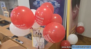 Pęk balonów  z napisami: Zostań dawcą szpiku.
