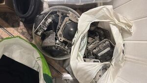 Zabezpieczone przez policjantów części samochodowe, m.in. lusterka skradzione przez zatrzymanego złodzieja.