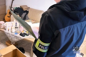 policjant siedzi przy biurku.