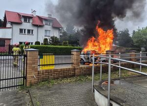 Płonący samochód.
