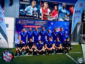 Drużyna KWP w Kielcach pozuje do zdjęcia grupowego.