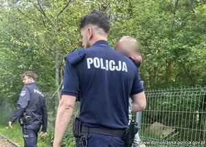 Policjant z odnalezionym 3-latkiem na rękach.