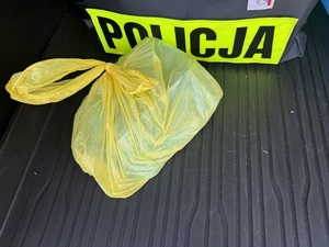Żółta torba z pieniędzmi i napis Policja.