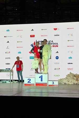 Zawodnicy na podium.