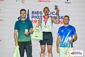 Zawodnicy na podium.