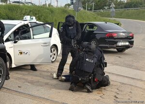 policjant zatrzymuje mężczyznę.