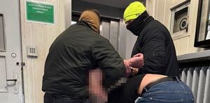 Policjanci z zatrzymanym.