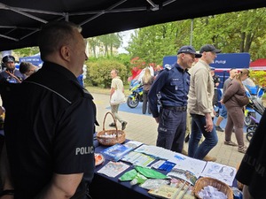 Kraina Wyobraźni - piknik z okazji Dnia Dziecka w ogrodach KPRM stoisko Komendy Głównej Policji, Komendy Stołecznej Policji i CPKP BOA