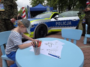 Kraina Wyobraźni - piknik z okazji Dnia Dziecka w ogrodach KPRM stoisko Komendy Głównej Policji, Komendy Stołecznej Policji i CPKP BOA