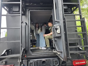 Kraina Wyobraźni - piknik z okazji Dnia Dziecka w ogrodach KPRM stoisko Komendy Głównej Policji, Komendy Stołecznej Policji i CPKP BOA