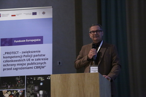 Inspektor Andrzej Mioduna Pierwszy Zastępca Komendanta Wojewódzkiego Policji w Lublinie otwiera konferencję.