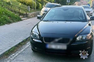 Auto stojące na jezdni.