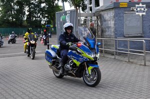Policjant na motocyklu.