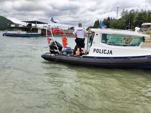 Policjanci na łódce policyjnej.