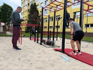 Policjanci w trakcie wykonywania sportowego wyzwania - ćwiczenia.