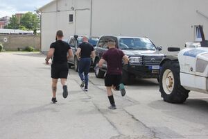Policjanci w trakcie wykonywania sportowego wyzwania - bieg.