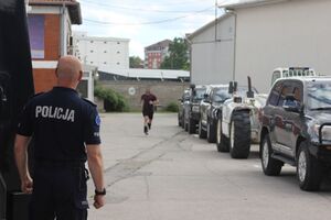 Policjant w trakcie wykonywania sportowego wyzwania - bieg.