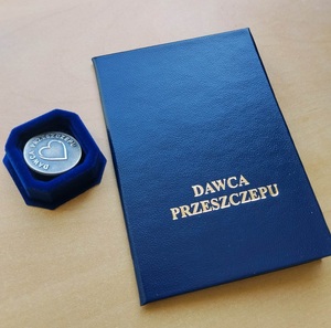 Legitymacja i odznaka dawcy szpiku.