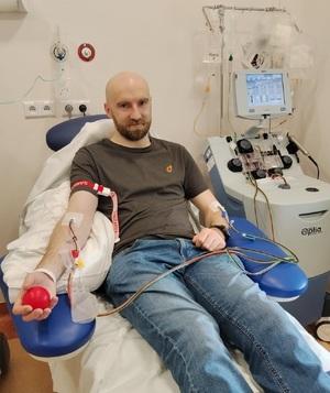 Sierżant Karol Tarnolicki siedzi na fotelu w trakcie oddawania krwi.