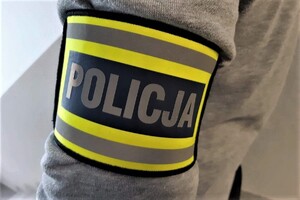 Opaska na ramieniu z napisem Policja.